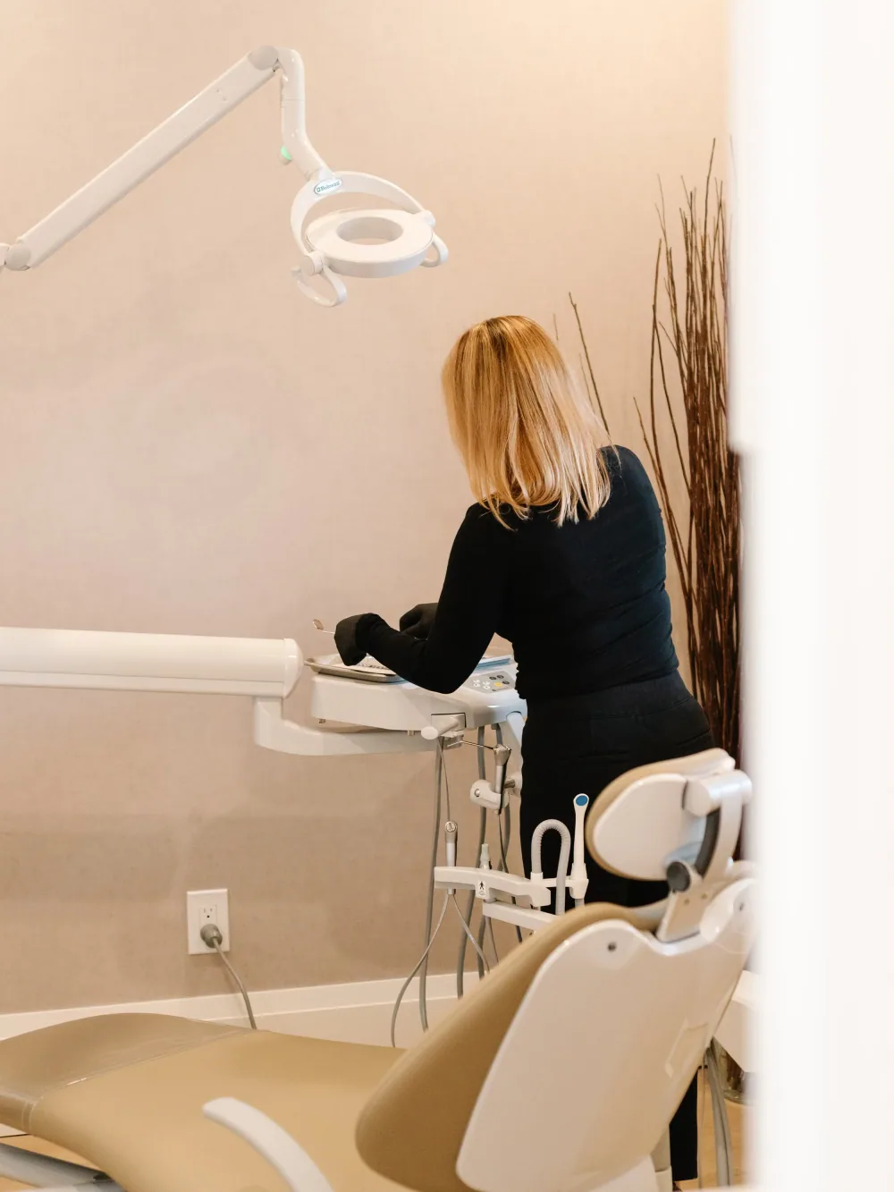 Marloes preparing equipment in the Refine Dental Hygiene treatment room
